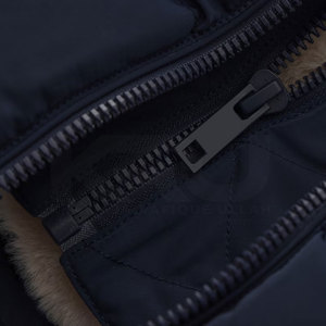 Chaqueta de Invierno Acolchada para Hombre, Ligera y Transpirable, con Capucha y Logotipo Frontal, Resistente al Viento y Cálida, para un Estilo Casual - Product Image 4