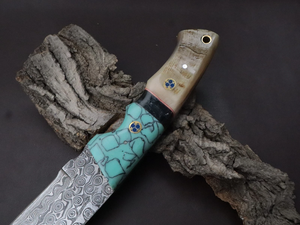 มีดล่าสัตว์ Nordic Forge Damascus Steel ลายหยดน้ำ พร้อมปลอกหนัง - ใบมีดแบบ Full Tang พร้อมด้ามทำจากเขาแกะและเรซิ่น - Product Image 3