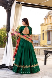 Ropa Étnica India, Lehenga Choli de Seda Vichitra con Lentejuelas y Bordado de Hilo, con Dupatta Estampada con Lentejuelas - Product Image 6