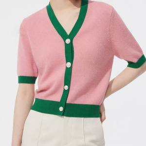 เสื้อคาร์ดิแกนถักแขนสั้นคอวีสีชมพูแต่งขอบสีเขียวสำหรับผู้หญิง สไตล์พรีปปี้ ติดกระดุมแถวเดียว - Product Image 1
