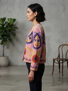 Veste en velours brodée Suzani rose artisanale pour femme, motif floral coloré, style ethnique bohème, vente en gros, vêtements d'extérieur - Product Image 3