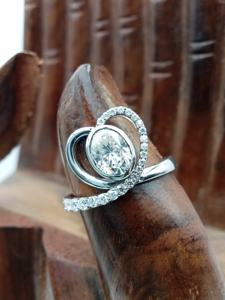 Anillo de Compromiso y Boda Clásico Unisex de Lujo en Oro Sólido de 14K con Diamante de Laboratorio VVS de 2 Quilates, Corte Ovalado, con Certificado IGI - Product Image 6