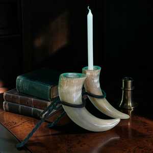 Ensemble de 2 bougeoirs décoratifs en corne de bœuf Viking avec support métallique – Vente Flash - Product Image 1