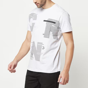 เสื้อยืดแขนสั้นสีขาวสำหรับผู้ชาย พิมพ์ลายตัวอักษรสีเทา คอกลม ทรงปกติ ผ้าเจอร์ซีย์ลำลอง ผ้าฝ้าย - Product Image 4