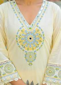 Ensemble élégant pour femmes, Kurti court en coton 60x60 avec motifs floraux bleus, détail col en V et dupatta imprimé pour l'été - Product Image 3