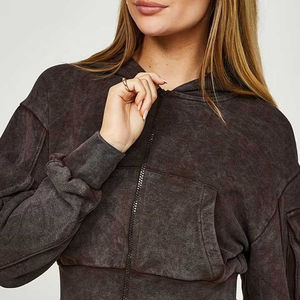 Ensemble de survêtement pour femme avec logo personnalisé, comprenant un sweat-shirt à capuche court et un pantalon de jogging à jambe droite, en tissu polaire. - Product Image 6