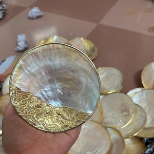 Plato de concha marina iridiscente natural de 10 cm con detalles artesanales intrincados para un estilo elegante en el hogar y la mesa. - Product Image 5