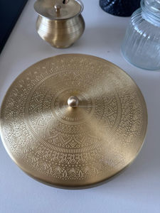Recipiente para Especias de Latón Grabado – Decorativo Recipiente Redondo para Masala con Siete Recipientes Interiores - Product Image 4