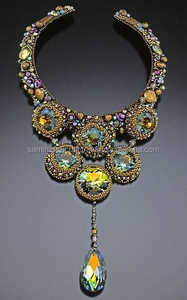 Collar de Perlas para Novia con Patrones de Bordado Coloridos, Diseño Romántico y Elegante - Product Image 3