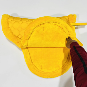 Tapis de selle matelassé pour cheval, doublure en fourrure, coque en coton, tout usage, pour le saut d'obstacles, bords en fourrure de vison et rembourrés. - Product Image 3