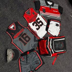 Ensemble de basket-ball personnalisable de haute qualité, respirant, tailles sur mesure, maillot et short imprimés, sac inclus - Product Image 2