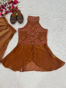 Conjunto de Seda para Mujer para Bodas y Fiestas Diwali, con Top de Cuello Completo y Sharara Plazzo, con Bordado a Mano y Adornos de Moti - Product Image 6