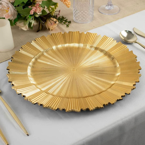 Assiette de présentation cannelée dorée Radiant Gold avec bord texturé effet soleil, pour la décoration de table de dîner lors d'événements de mariage - Product Image 6