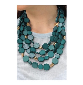 Collar con Colgante de Hoja de Resina con Diseño Botánico, Joyería Hecha a Mano para Mujer, Estilo Diario y para Regalo - Product Image 1