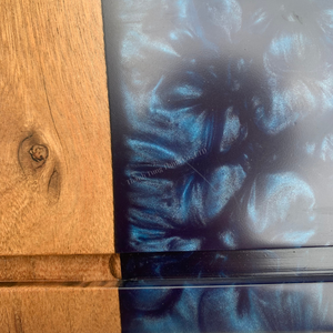 Planche à découper artisanale en bois et résine, design océan bleu, pour la cuisine - Product Image 4