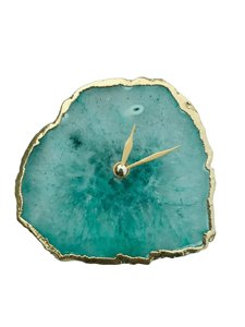 Horloge de table de luxe en résine géode d'agate turquoise avec bordure dorée électroplaquée, petite décoration de bureau en quartz sur pied - Product Image 5