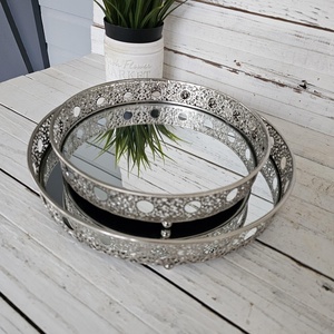 Bandeja Redonda Metálica de Almacenamiento con Acabado Espejado, Diseño Clásico para Uso en Mesa - Product Image 3