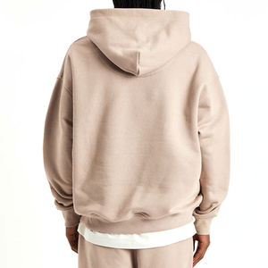 Sudadera clásica bordada hecha con materiales de calidad, que ofrece comodidad, calidez y estilo. - Product Image 6