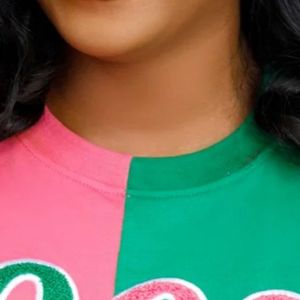 Camiseta de Chenille de la Hermandad Half Half Founding Year, Prenda Griega de Algodón Premium con Logotipo Bordado, Ajuste Elegante y Cómodo, Talla Real - Product Image 6