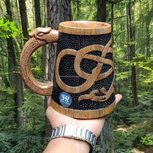 Chope à bière en bois de luxe Chope de style viking artisanale avec design sculpté complexe Passe au lave-vaisselle pour bar de fête médiévale - Product Image 5