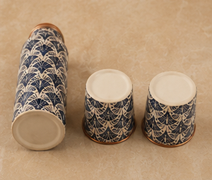 Ensemble de bouteilles d'eau et tasses en cuivre émaillé à motif de dessin animé de luxe, artisanal, bleu et blanc, créations anciennes, vaisselle assortie, verre - Product Image 3