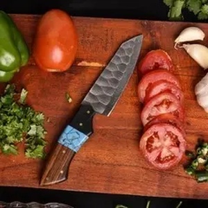 Juego de Cuchillos de Chef Profesionales de Acero de Damasco Hechos a Mano por Ahmad Fabric, 5 Piezas, Mango de Resina, Funda de Cuero, Diseño Moderno, Personalizable - Product Image 5