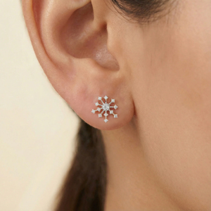 Boucles d'oreilles clous flocon de neige pour femme en argent 925 plaqué or 18 carats avec diamant rond serti à griffes, luxe pour usage quotidien - Product Image 4