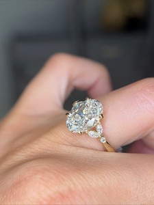 Bague de fiançailles à trois pierres en diamant ovale de 3 carats cultivé en laboratoire, pierres latérales en forme de poire et rondes, bague en or jaune, certifiée IGI. - Product Image 2
