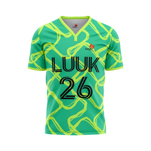 Camiseta de Fútbol Personalizada para Hombre con Logotipo Frontal, Estampado Geométrico Verde y Amarillo, Absorbente de Humedad, Manga Corta, Cuello en V, Corte Regular - Product Image 1