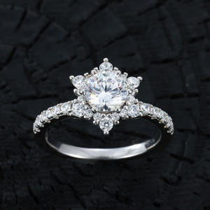 Bague de fiançailles élégante en moissanite VVS, diamant rond central, grappe florale, argent sterling 925, bijoux de mariée - Product Image 1