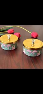 Exquisitas Latas Decorativas Hechas a Mano con Diseño Floral, Tapas Doradas Pulimentadas y Perillas Redondas de Metal con Cristales, Ideales para Regalos - Product Image 2