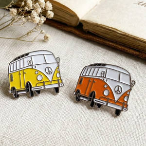 Badge en émail souple avec fermoir papillon - Product Image 1