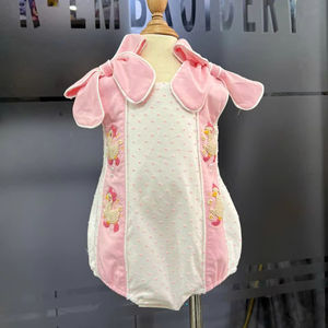 Combinaison Bébé Rose à Nœud Papillon Faite Main Broderie Canard Fille OEM ODM Vêtements Bébé Smocked Fabricant - Product Image 1