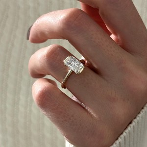 Anillo de Compromiso con Diamante Cultivado en Laboratorio, Corte Radiante Alargado de 3 Quilates, Media Engaste, Oro Amarillo de 14k, Certificado IGI - Product Image 2