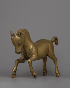 Centre de table décoratif en laiton en forme de cheval, objet d'art pour l'aménagement intérieur des restaurants et accent de table haut de gamme - Product Image 1