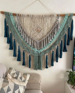 Tapiz de macramé en tonos oscuros, ideal para decoración de cafeterías y salones, crea un ambiente sombrío y moderno. Venta al por mayor desde India. - Product Image 1