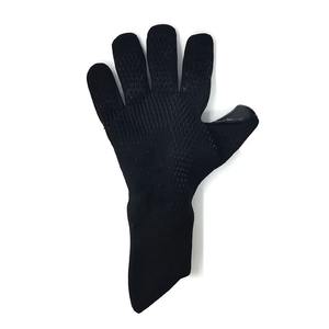 Paire de gants de gardien de but avec zones de soutien durables pour les paumes et les doigts, et poignet réglable pour un contrôle sûr de la main. - Product Image 2