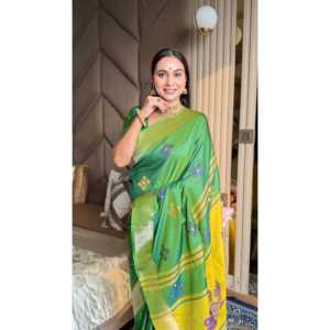 Sari en soie douce Mehendi Ikkat Patola avec motifs de paon Meenakari et bordure en zari doré pour les mariages - Product Image 4