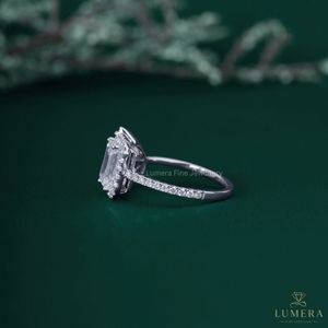 Bague de fiançailles pour femme en or blanc 18 carats avec deux diamants de laboratoire de forme mixte (poire et émeraude) et double halo, 3,33 carats - Product Image 5