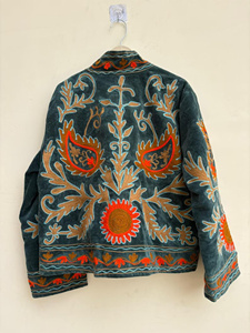 Veste d'hiver en velours ethnique faite à la main de luxe pour femmes, style traditionnel Suzani, motif floral bohème, manteau court élégant, cadeau pour femme - Product Image 4