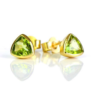 Pendientes de Plata 925 con Peridoto en Forma de Tríguadrado |   Pendientes de Piedras Preciosas Hechos a Mano con Engaste de Bisel y Baño de Oro |   Proveedor de Joyería al por Mayor - Product Image 4