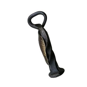 Ouvre-bouteille en fer au design primitif, finition noire mate, idéal pour la décoration, ou comme ouvre-bière, ou comme cadeau. - Product Image 1