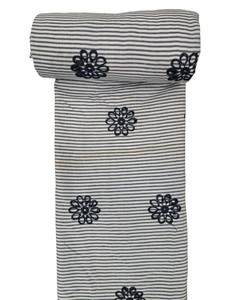 Tela de algodón peinado transpirable, ligera y estampada con rayas azul marino y blancas, ideal para vestidos de mujer y niña. - Product Image 3