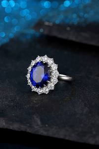 Anillo con Zafiro Ovalado y Diamantes Redondos de Corte Brillante, Halo Floral con Engaste de Garras, Oro Sólido de 18K, Piedra Natural, Unisex - Product Image 5