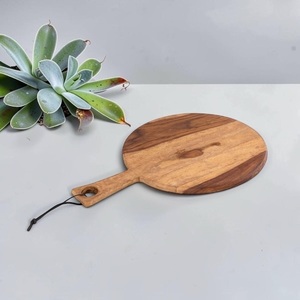 Planche à découper rectangulaire en bois d'acacia Unicorn Handicrafts, planche à découper de cuisine haut de gamme, planche de service artisanale avec poignées latérales, 2,0 cm - Product Image 3