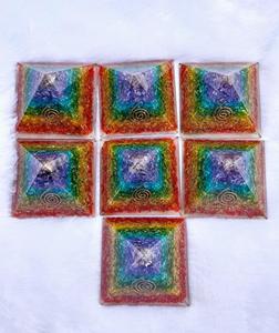 Pyramide d'orgone sept chakras la plus vendue avec cristal d'onyx pour la guérison énergétique, la méditation et l'équilibrage des chakras, disponible à la vente - Product Image 5
