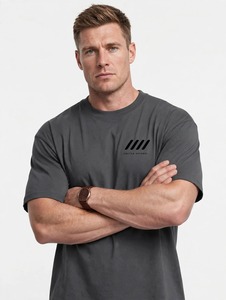 เสื้อยืดคอกลมแขนสั้นสีเทาเข้มสำหรับผู้ชายของ Oneten Apparel พร้อมโลโก้ที่หน้าอกซ้าย - Product Image 1