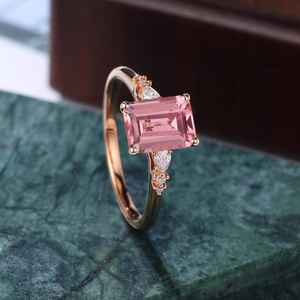 Anillo de Compromiso de Oro Rosa con Zafiro Rosa Corte Esmeralda y Detalles de Moissanita, Joyería Nupcial para Boda - Product Image 3