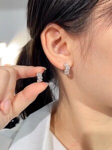 Boucles d'oreilles clous classiques en or 14 carats avec diamant de laboratoire en forme de poire de 2 carats, certifiées IGI, bijoux floraux de mariée, collection Apricot Jewels - Product Image 3