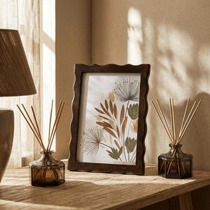 Cadres photo en bois de noyer naturel de style classique, rustiques et faits à la main, pour table. - Product Image 5